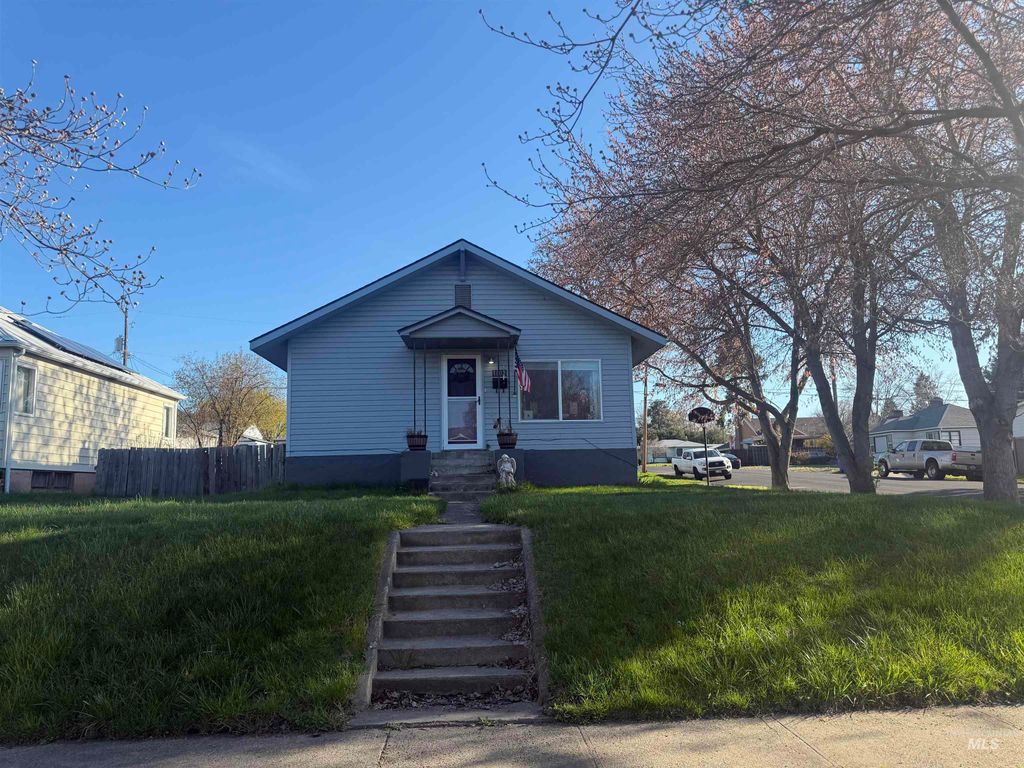 Photo of 1602 14th Ave, Lewiston, ID 83501 (MLS # 98980328)