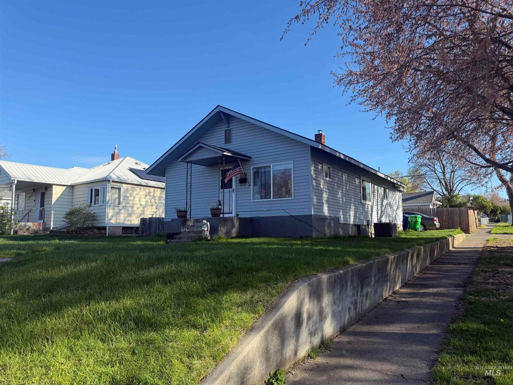 Photo of 1602 14th Ave, Lewiston, ID 83501 (MLS # 98980328)