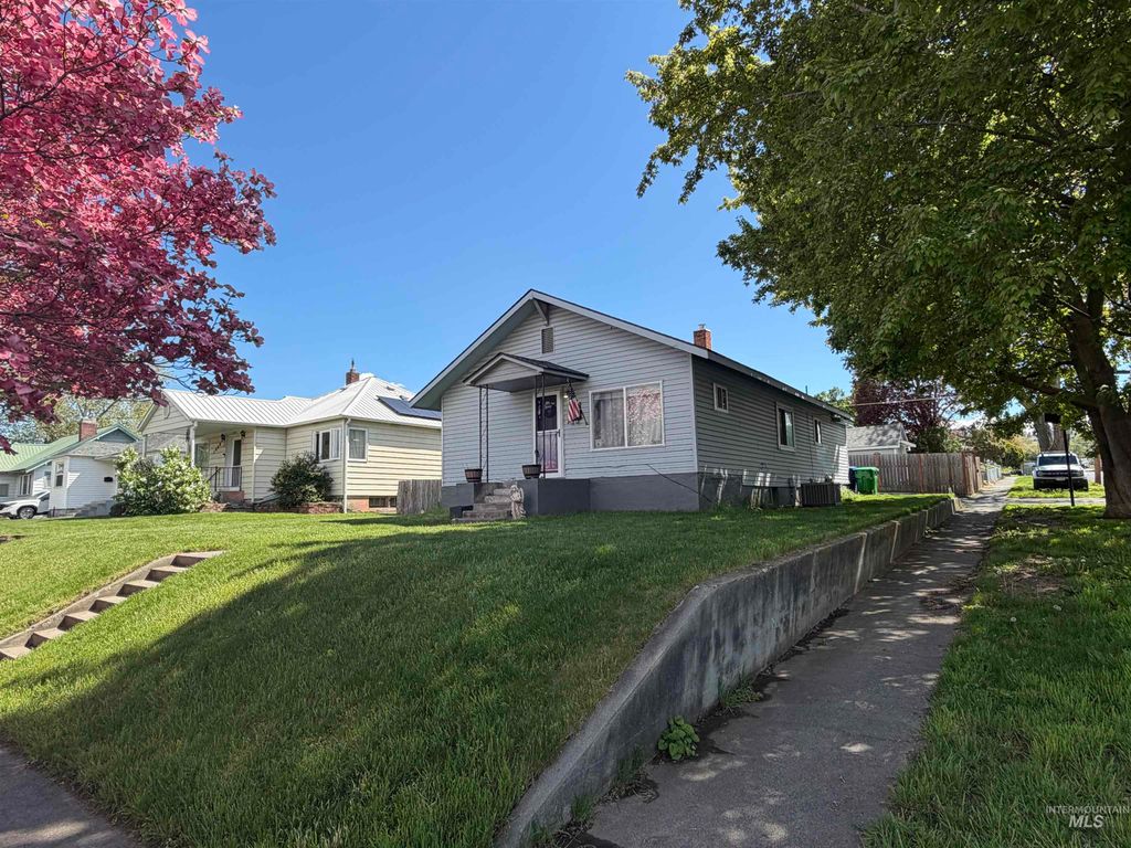 Photo of 1602 14th Ave, Lewiston, ID 83501 (MLS # 98980328)