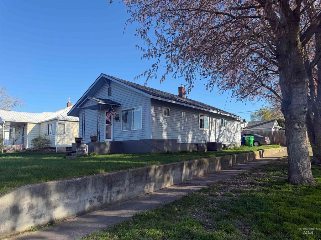 Photo of 1602 14th Ave, Lewiston, ID 83501 (MLS # 98980328)