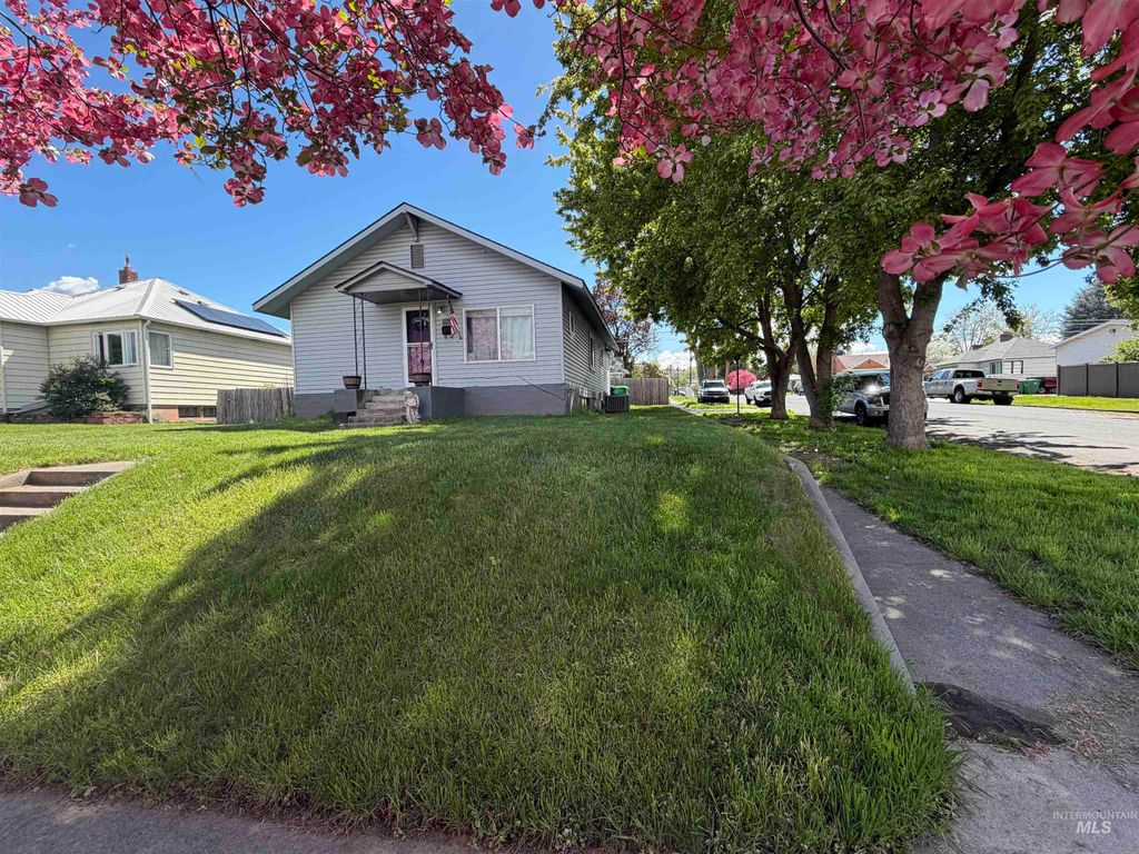 Photo of 1602 14th Ave, Lewiston, ID 83501 (MLS # 98980328)
