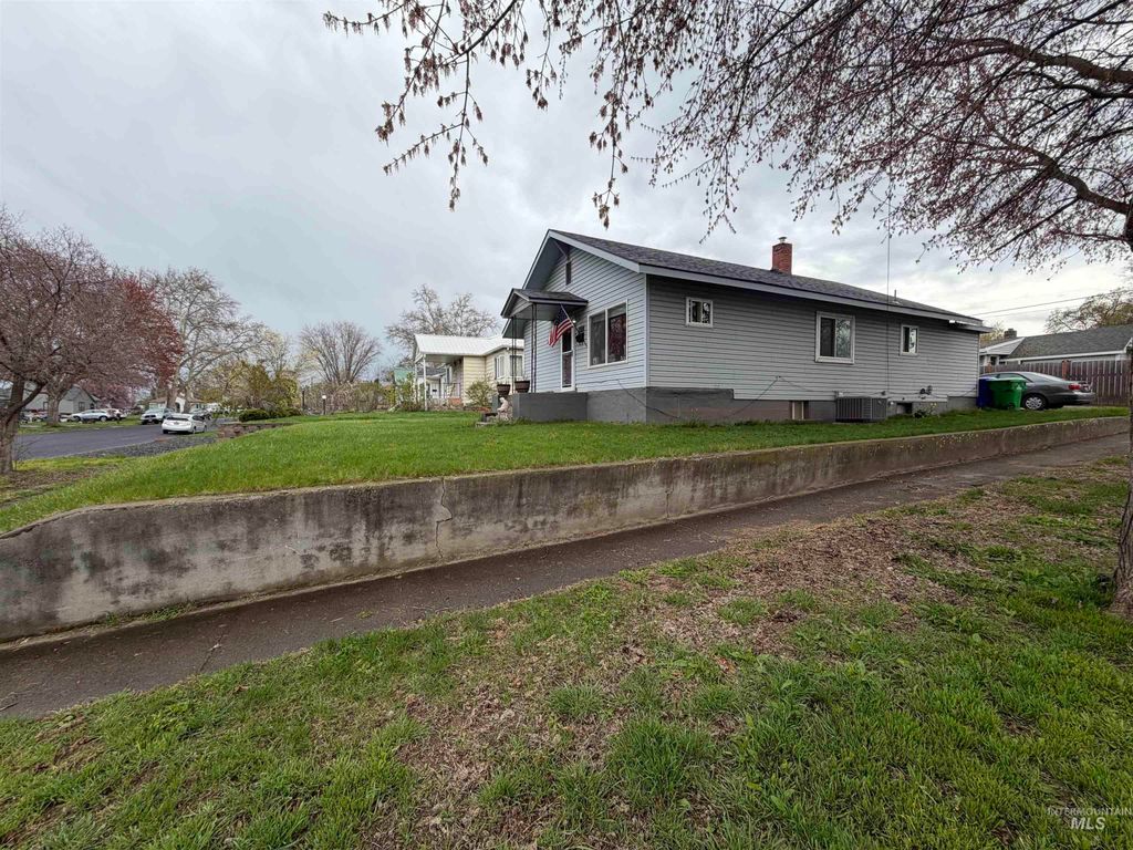 Photo of 1602 14th Ave, Lewiston, ID 83501 (MLS # 98980328)