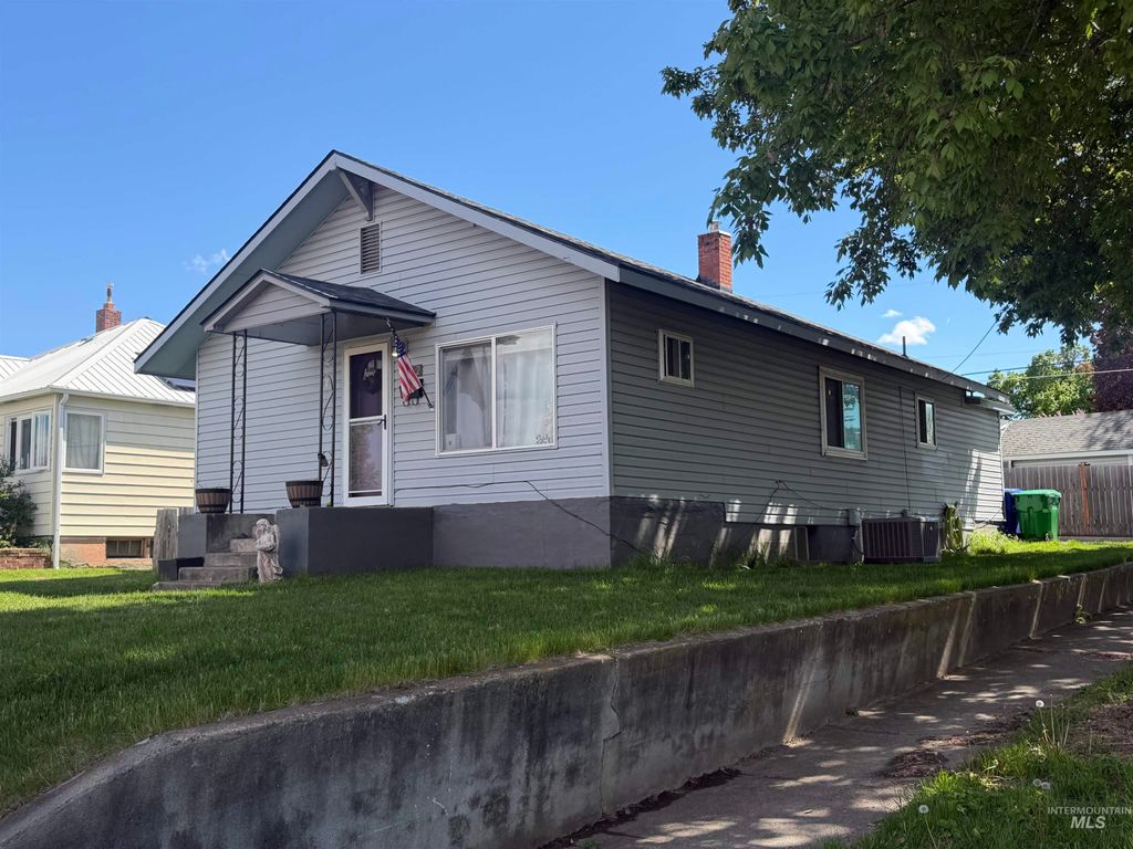 Photo of 1602 14th Ave, Lewiston, ID 83501 (MLS # 98980328)