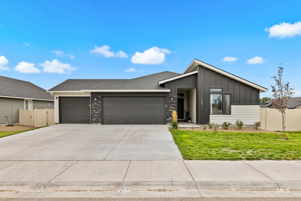 Photo of 727 Morrow St, Mountain Home, ID 83647 (MLS # 99000755)