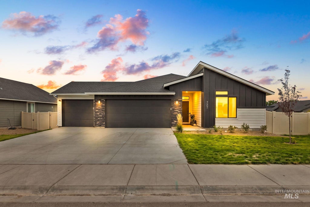 Photo of 727 Morrow St, Mountain Home, ID 83647 (MLS # 99000755)