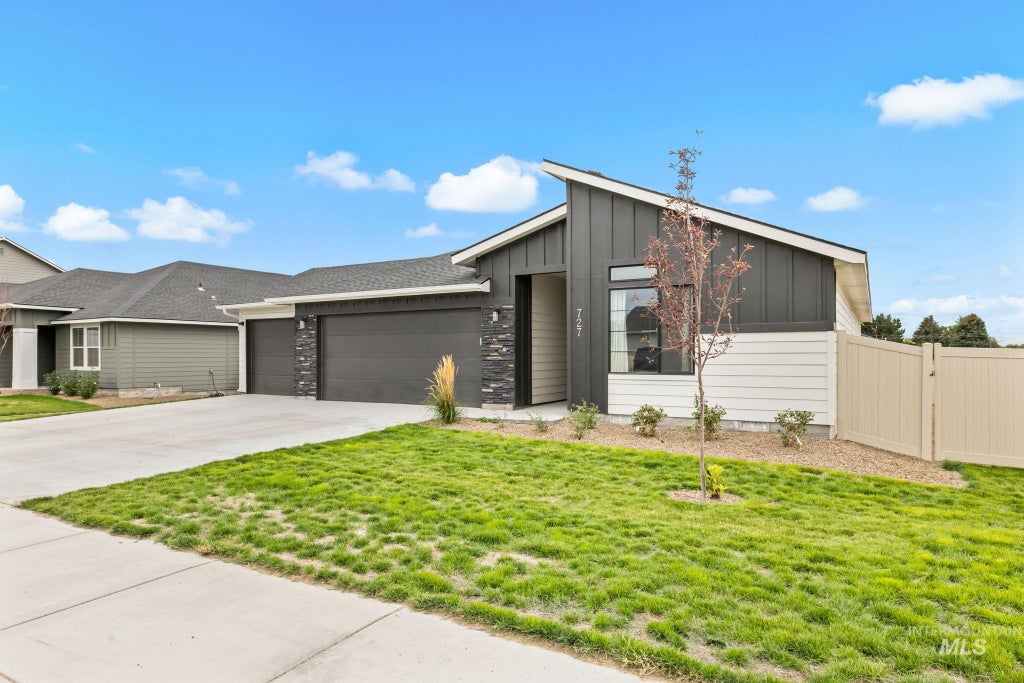 Photo of 727 Morrow St, Mountain Home, ID 83647 (MLS # 99000755)