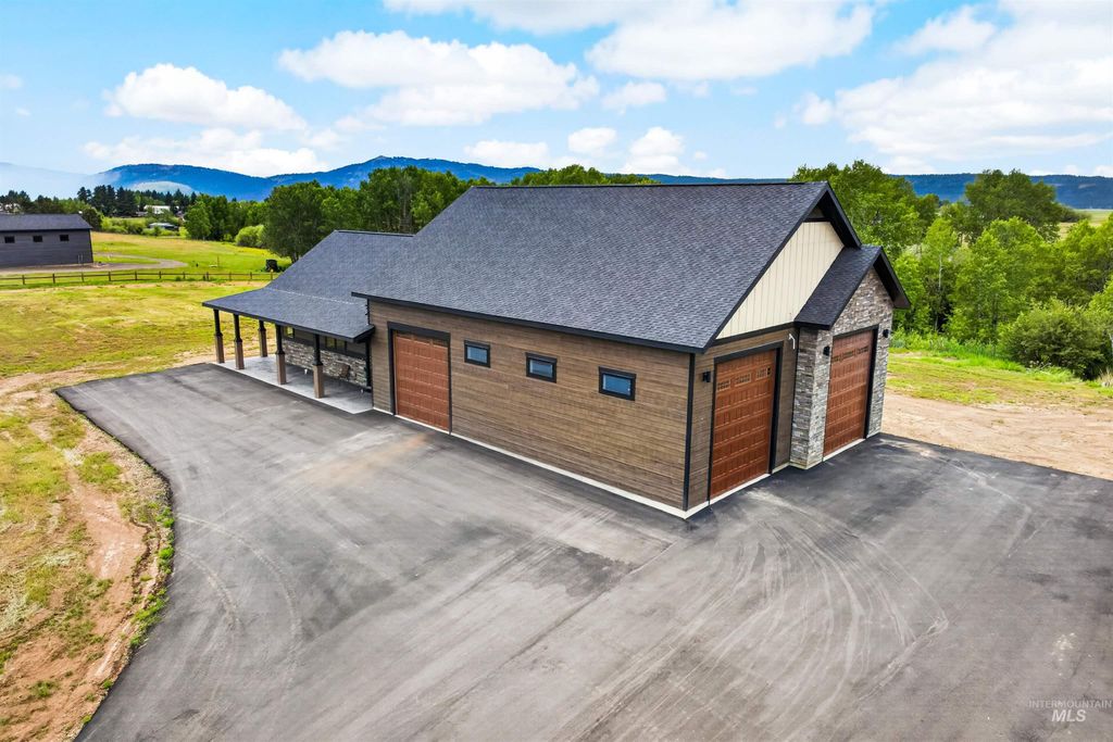 Photo of 13911 Sky View Ct, McCall, ID 83638 (MLS # 98990254)