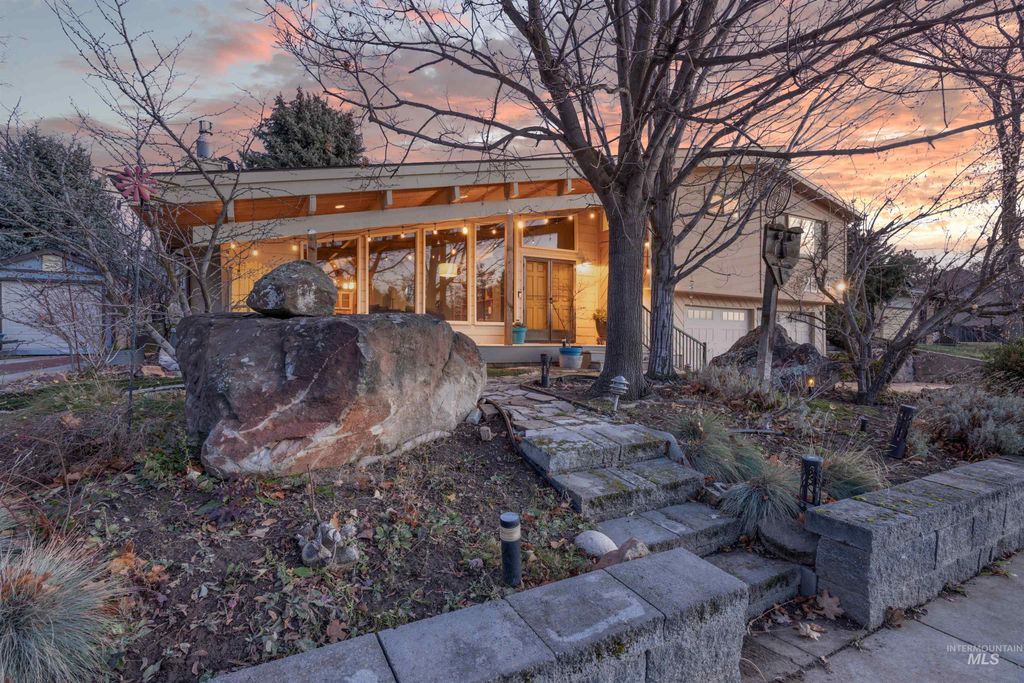 Photo of 2064 S Coloma Way, Boise, ID 83712 (MLS # 98968795)