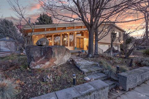 Photo of 2064 S Coloma Way, Boise, ID 83712 (MLS # 98968795)