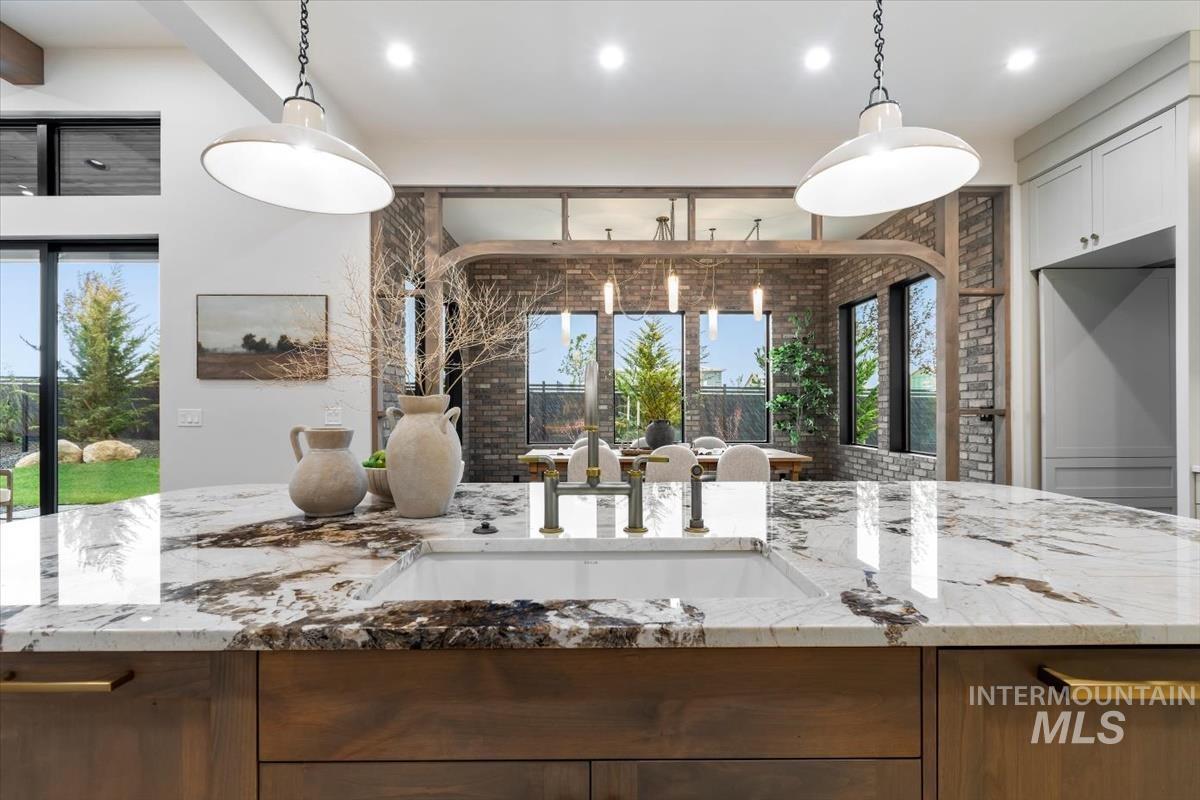 2642 N Palaestra Ave