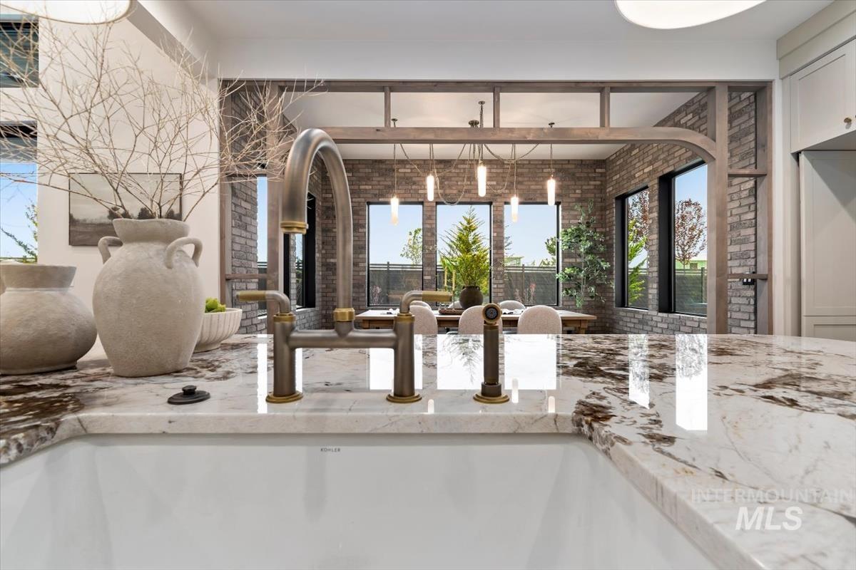 2642 N Palaestra Ave