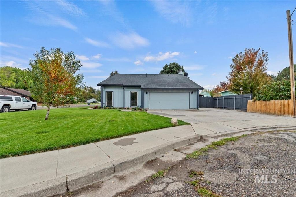 Photo of 1325 Amber Dr, Mountain Home, ID 83647 (MLS # 98964917)