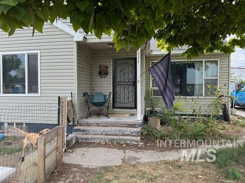 Photo of 111 Ehrgood Ave, Nyssa, OR 97913 (MLS # 98959861)
