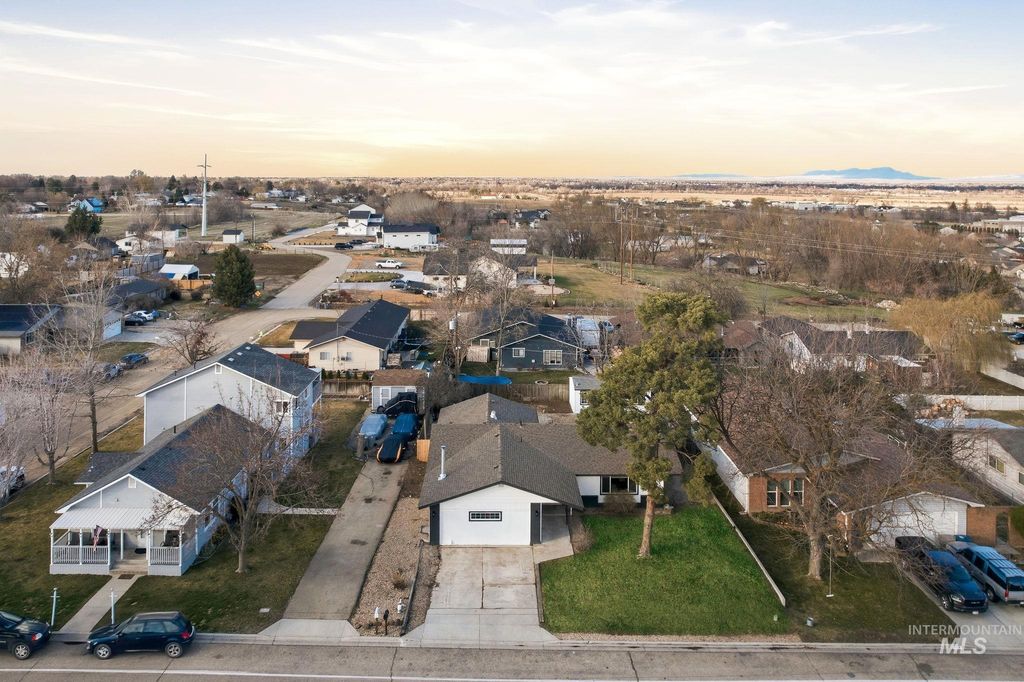 Photo of 2723 Hillcrest Ln, Caldwell, ID 83605 (MLS # 98976029)