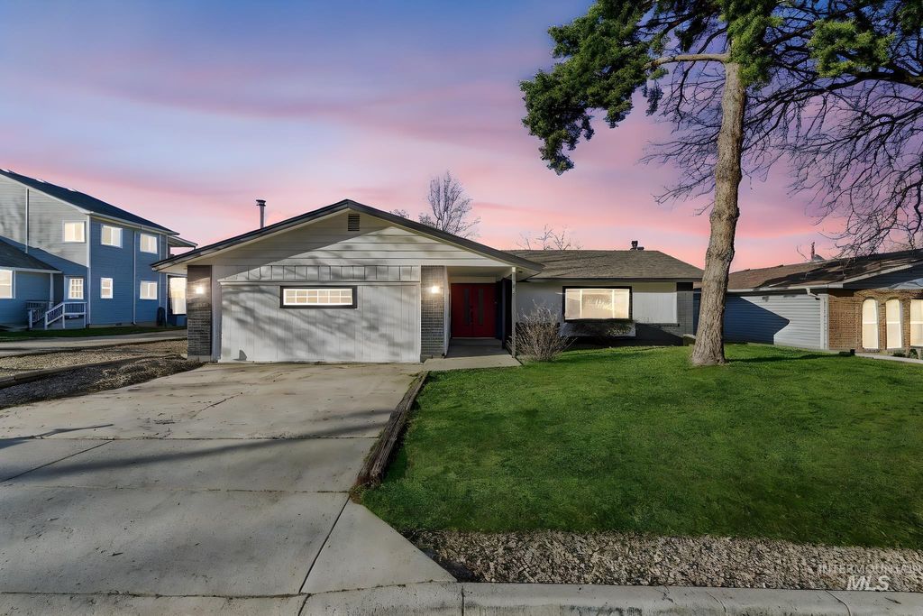 Photo of 2723 Hillcrest Ln, Caldwell, ID 83605 (MLS # 98976029)