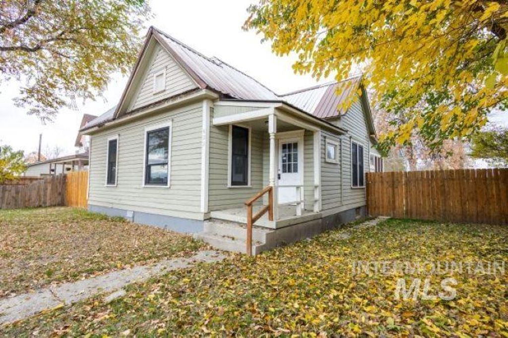 Photo of 622 W Commercial St, Weiser, ID 83672 (MLS # 98977279)