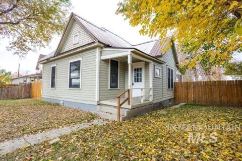 Photo of 622 W Commercial St, Weiser, ID 83672 (MLS # 98977279)