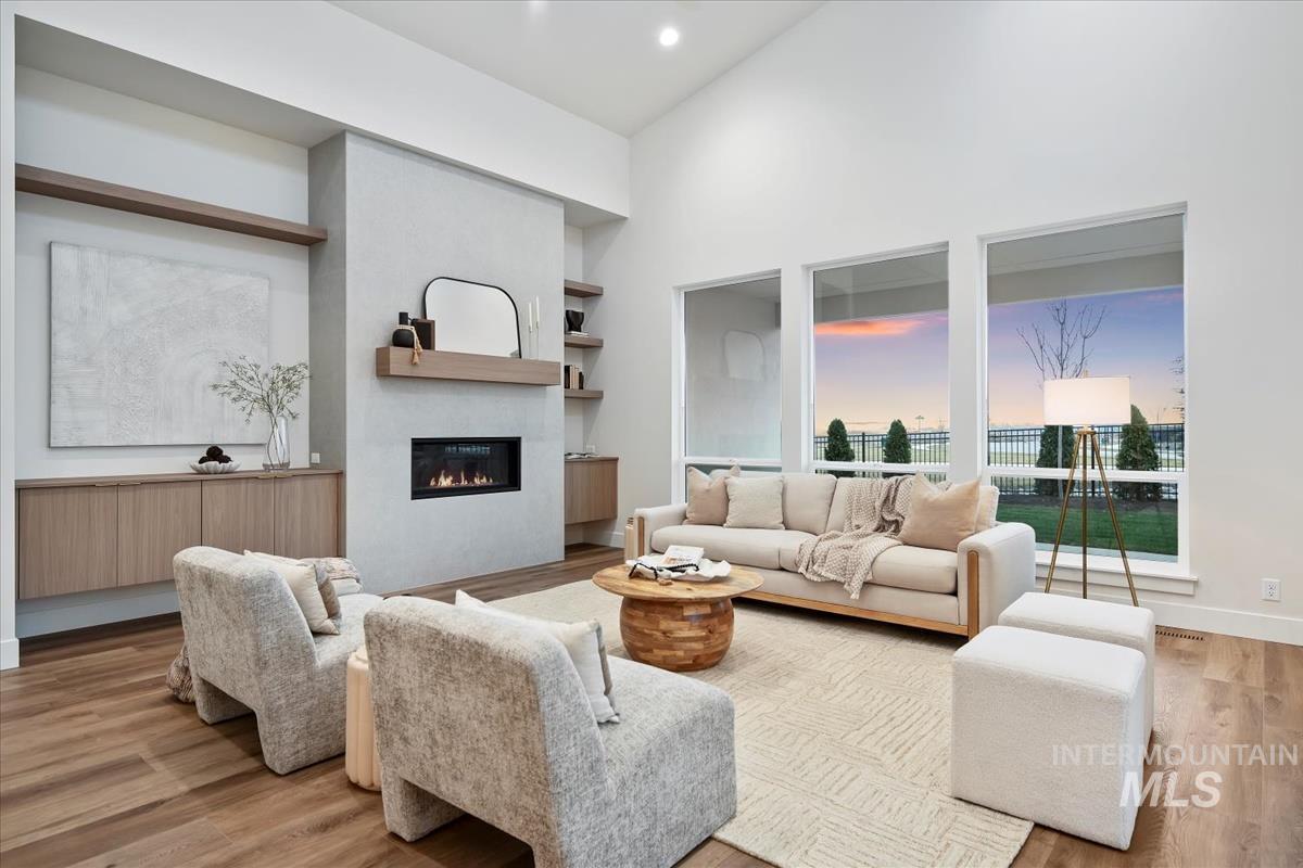 2407 N Buhrstone Ave