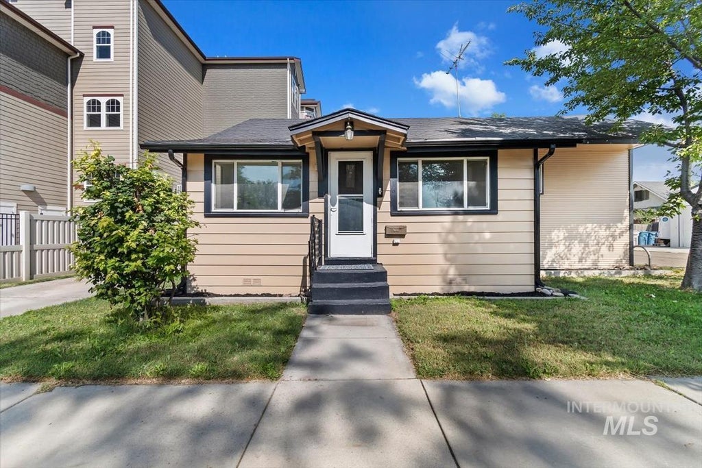 Photo of 616 S 9th Ave, Caldwell, ID 83605 (MLS # 98997946)