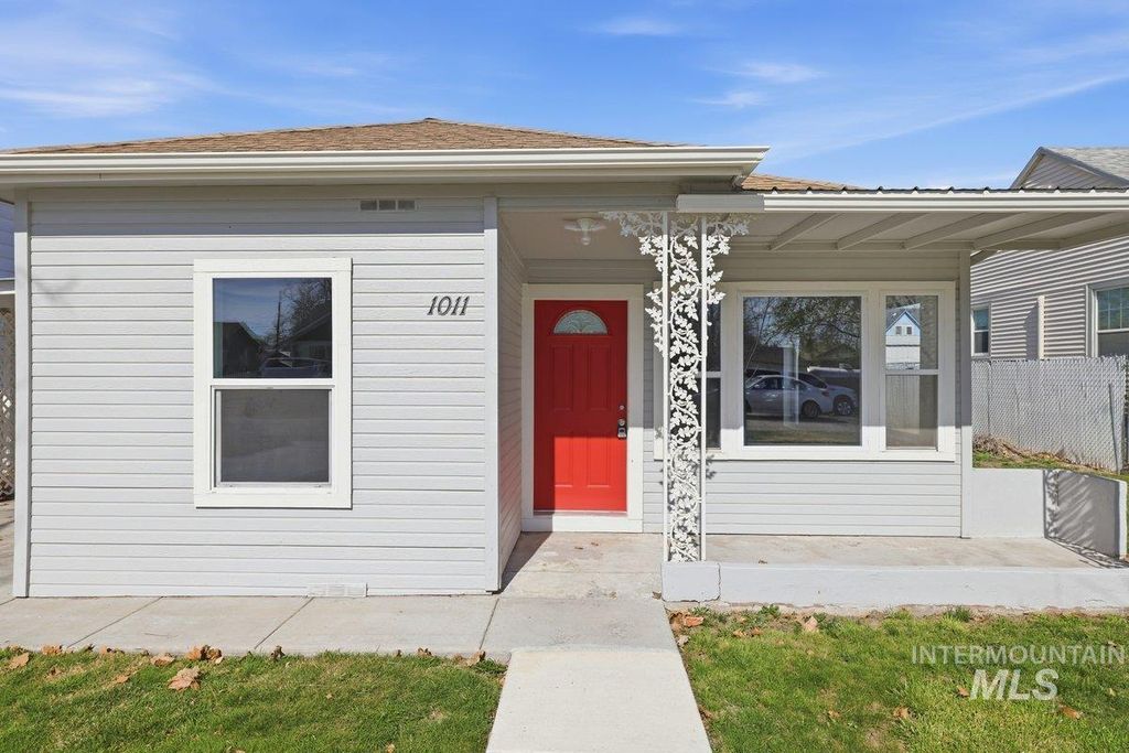 Photo of 1011 10th Ave South Ave, Nampa, ID 83651 (MLS # 98979196)
