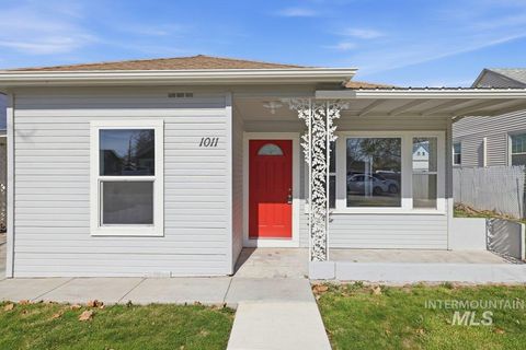 Photo of 1011 10th Ave South Ave, Nampa, ID 83651 (MLS # 98979196)