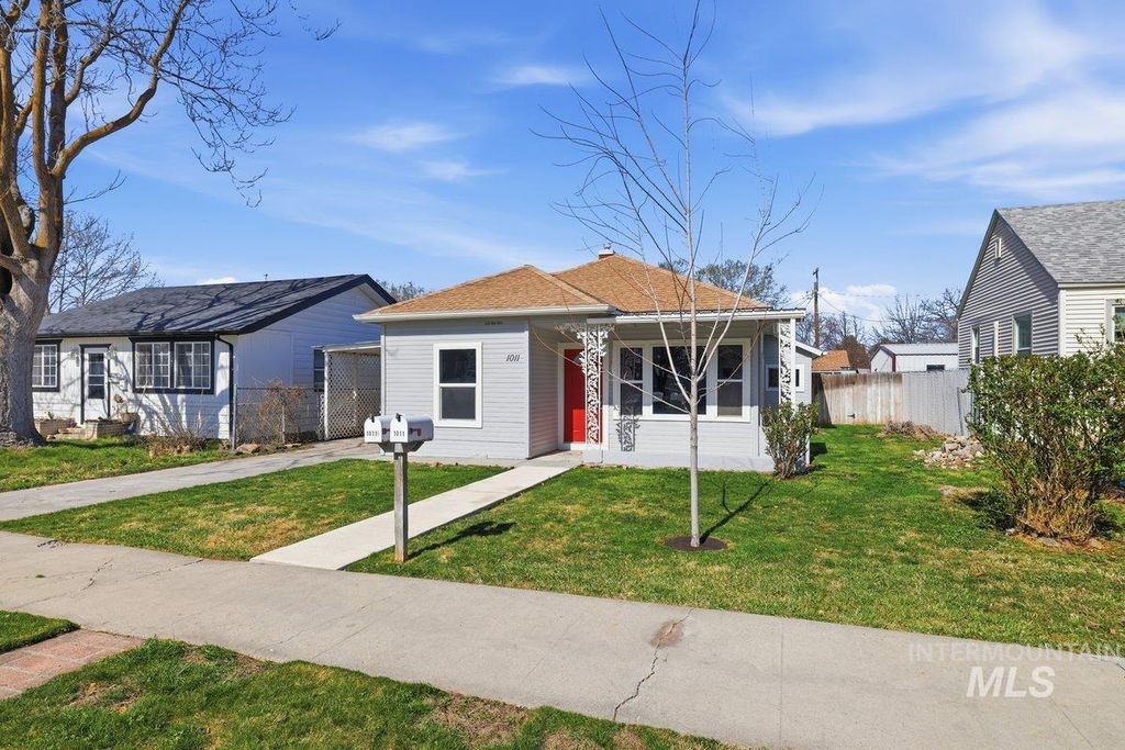 Photo of 1011 10th Ave South Ave, Nampa, ID 83651 (MLS # 98979196)