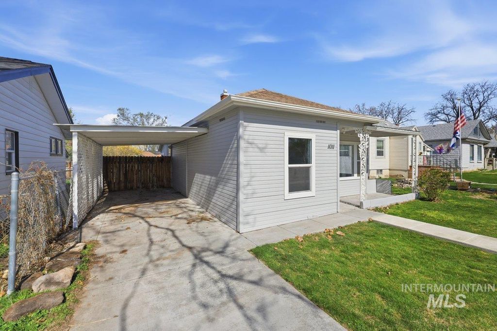 Photo of 1011 10th Ave South Ave, Nampa, ID 83651 (MLS # 98979196)