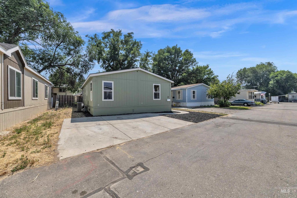 Photo of 2401 S Owyhee St #TRLR 87, Boise, ID 83705 (MLS # 98996422)