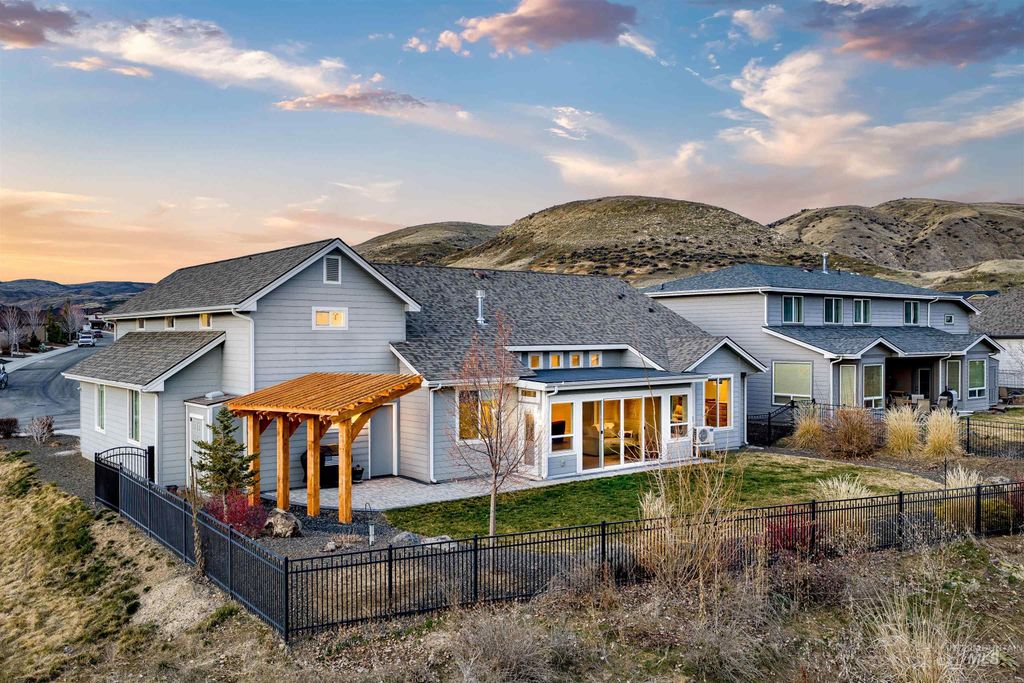 Photo of 5699 W Creeks Edge Drive, Boise, ID 83714 (MLS # 98976877)