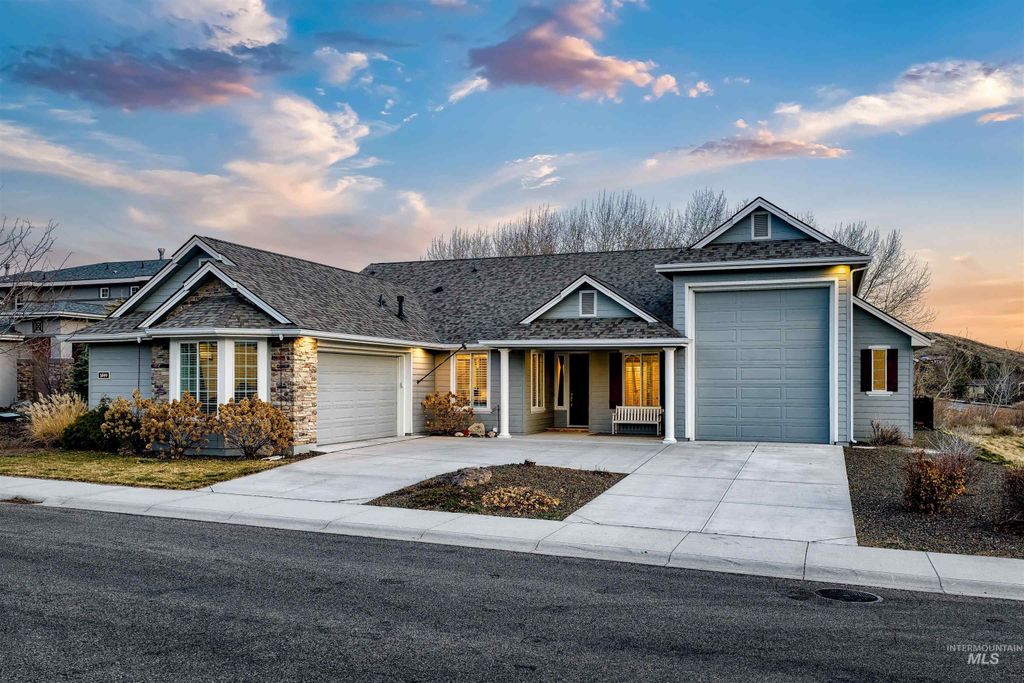 Photo of 5699 W Creeks Edge Drive, Boise, ID 83714 (MLS # 98976877)