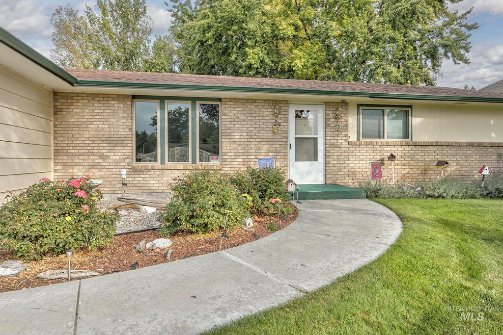 Photo of 2102 S Chicago St, Nampa, ID 83686 (MLS # 98963379)