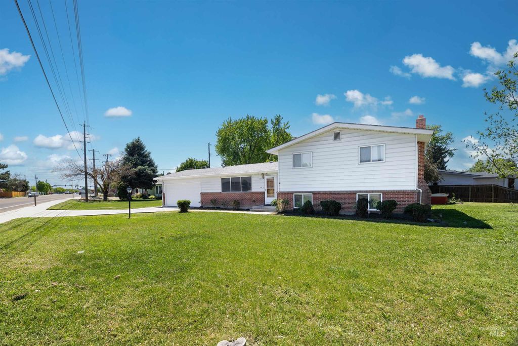 Photo of 1811 N Maple Grove Rd, Boise, ID 83704 (MLS # 98985166)