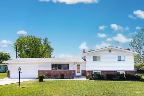 Photo of 1811 N Maple Grove Rd, Boise, ID 83704 (MLS # 98985166)