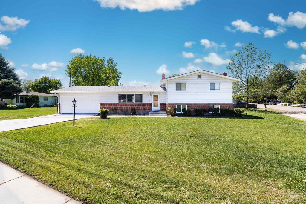 Photo of 1811 N Maple Grove Rd, Boise, ID 83704 (MLS # 98985166)