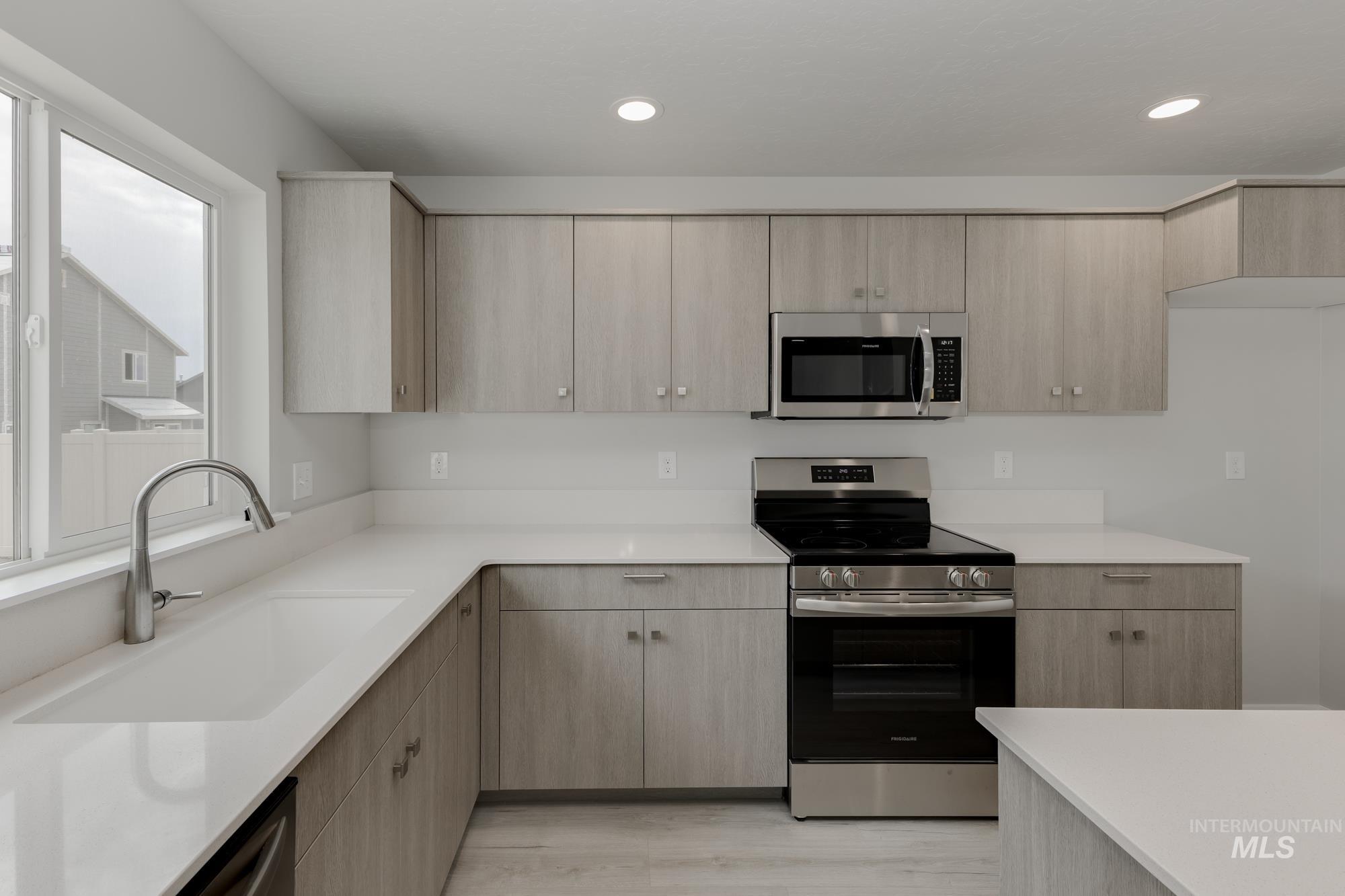 2330 N Honeysuckle Ave