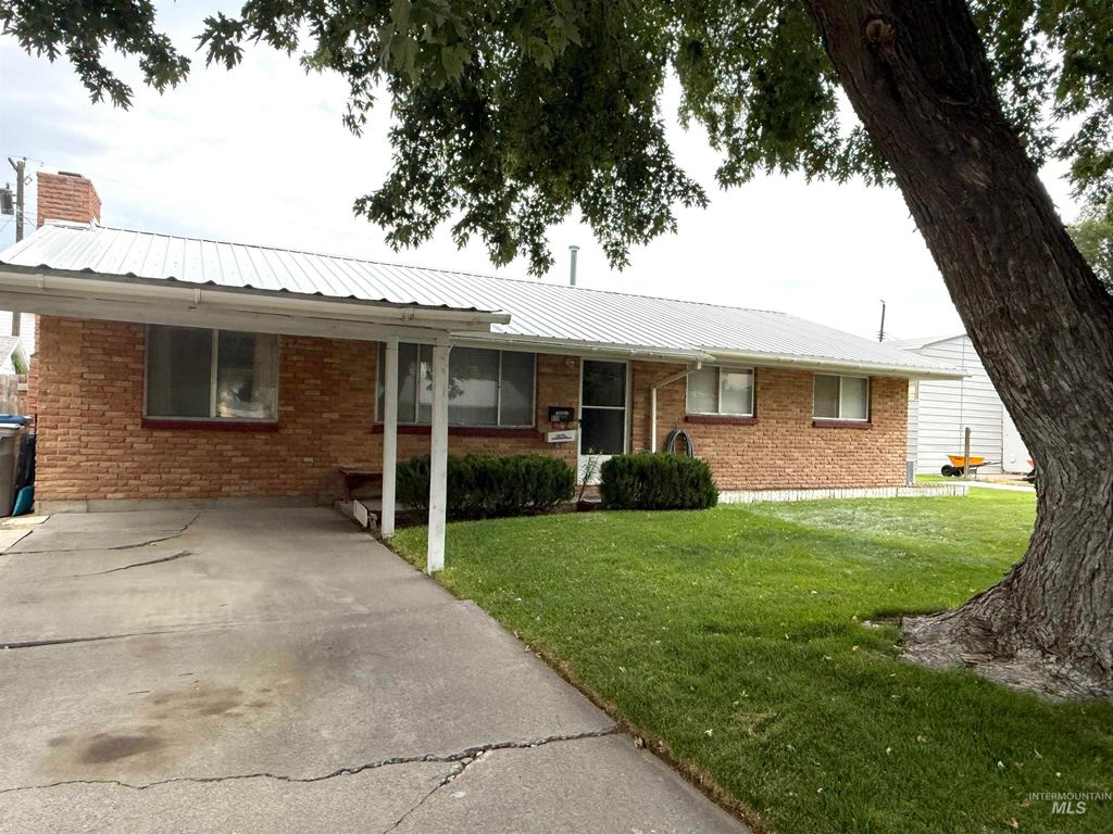 Photo of 930 E 17th N, Mountain Home, ID 83647 (MLS # 98960837)