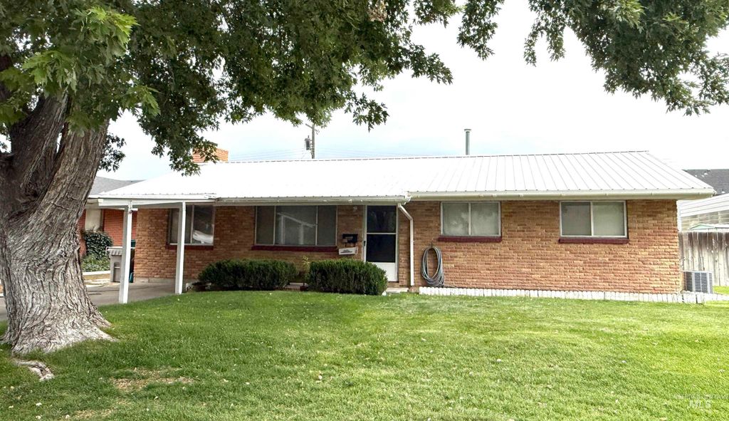 Photo of 930 E 17th N, Mountain Home, ID 83647 (MLS # 98960837)