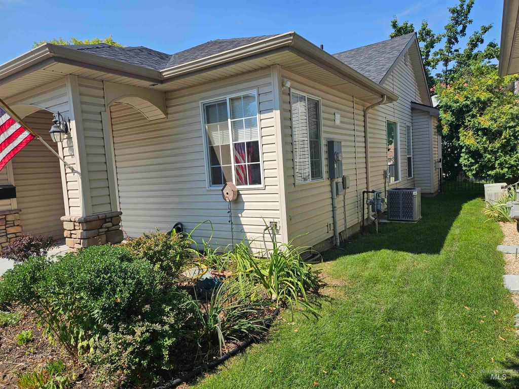 Photo of 336 S Golden Eagle Lane, Eagle, ID 83616 (MLS # 98982627)