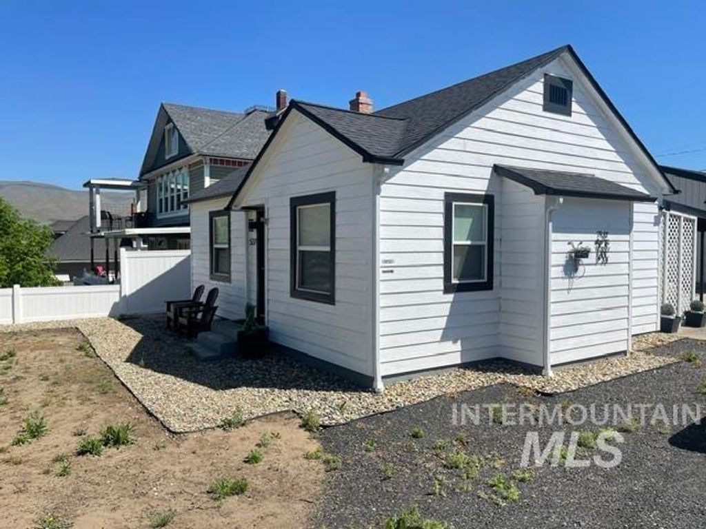 Photo of 527 26th ST, Lewiston, ID 83501 (MLS # 98985936)
