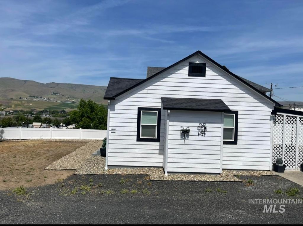 Photo of 527 26th ST, Lewiston, ID 83501 (MLS # 98985936)