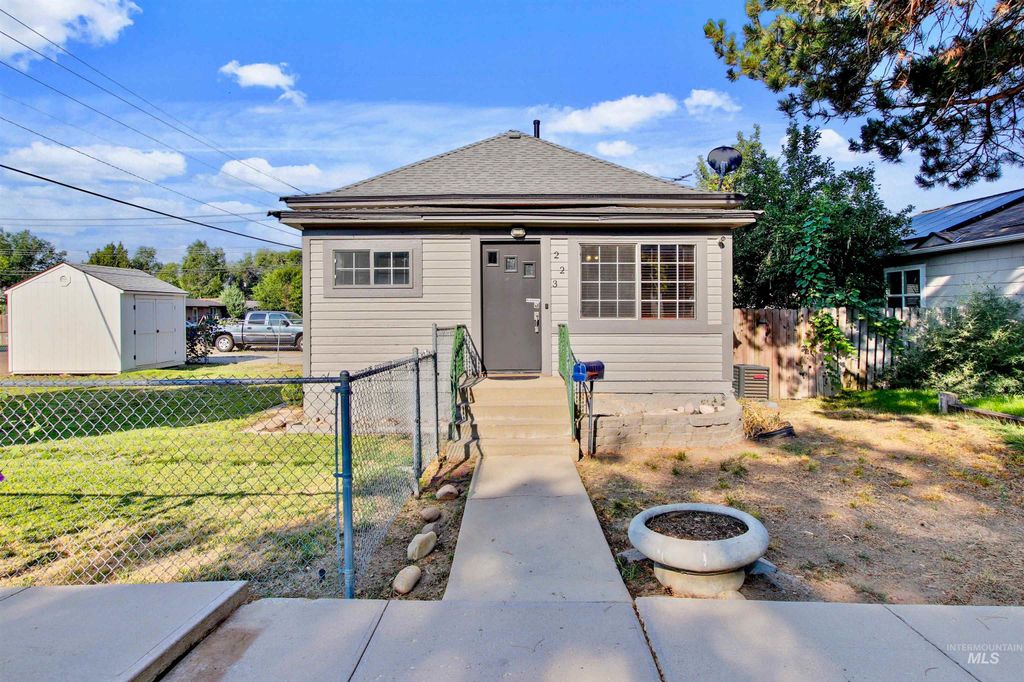 Photo of 223 S Elder St, Nampa, ID 83686 (MLS # 98959664)