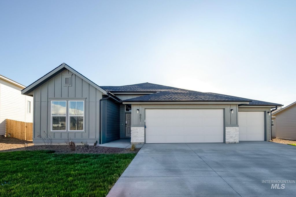 Photo of 861 Strike Eagle St, Mountain Home, ID 83647 (MLS # 98960874)