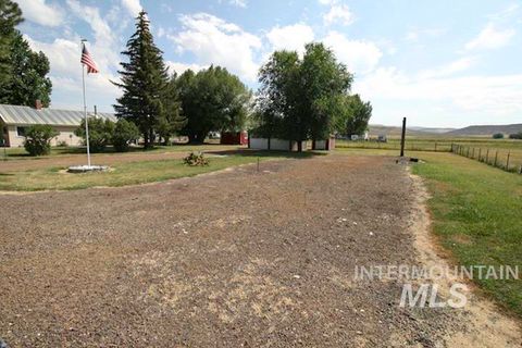 Photo of 306 Somerville St, Jordan Valley, OR 97910 (MLS # 98957858)