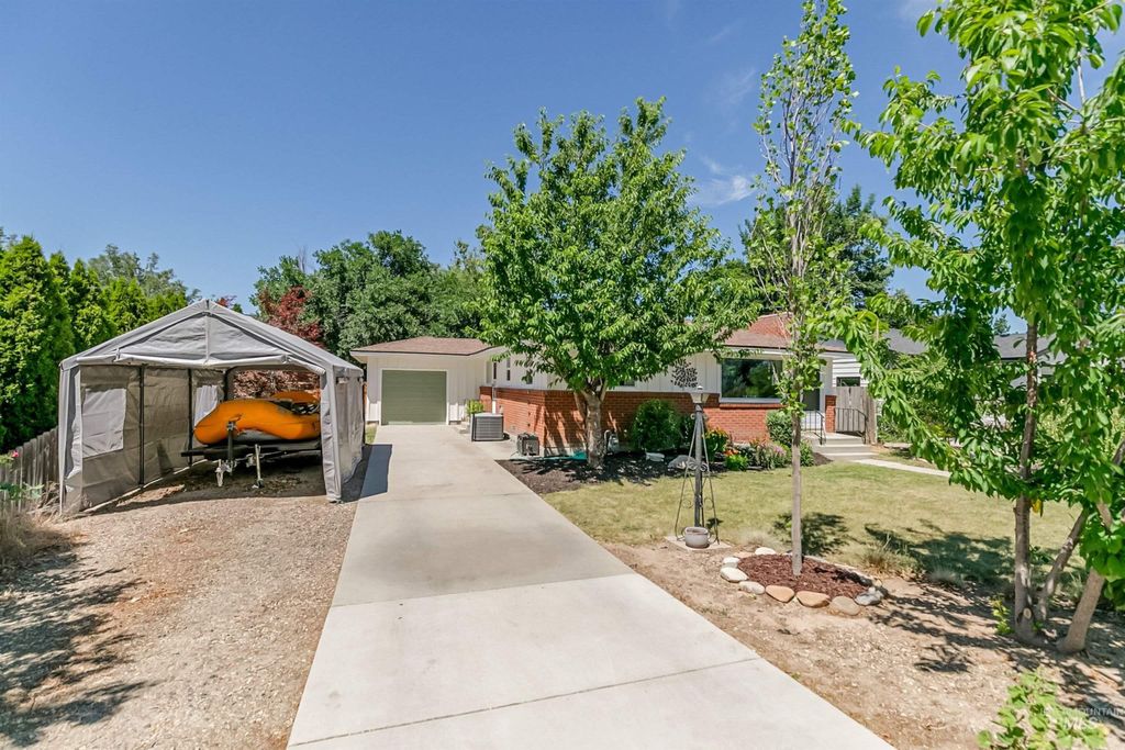 Photo of 4916 W Camas Street, Boise, ID 83705 (MLS # 98990786)