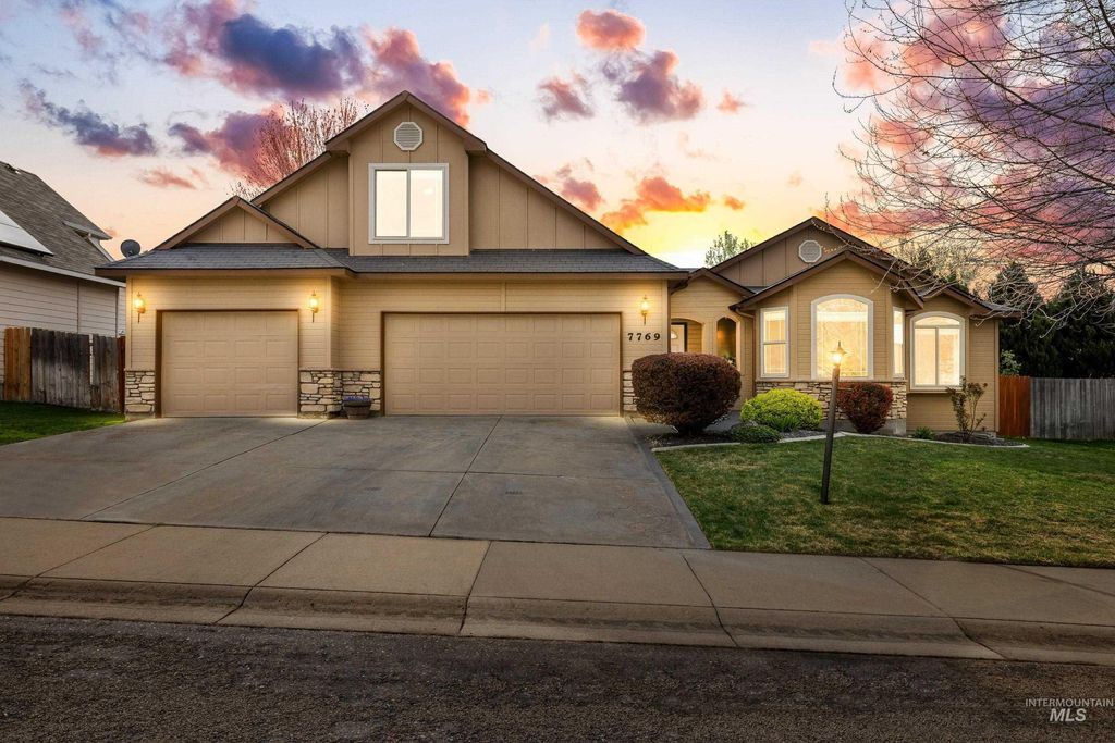 Photo of 7769 W Estrella Dr, Boise, ID 83709 (MLS # 98980249)