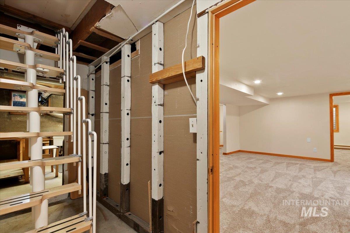 Miscellaneous room featuring carpet flooring and baseboards