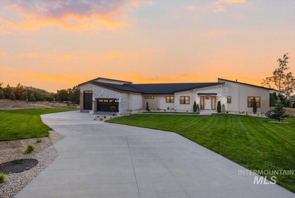 Photo of 1011 N 63rd St, Nampa, ID 83687 (MLS # 98990237)