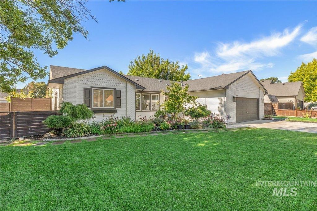 Photo of 2111 Demar Pl, Nampa, ID 83651 (MLS # 98965428)