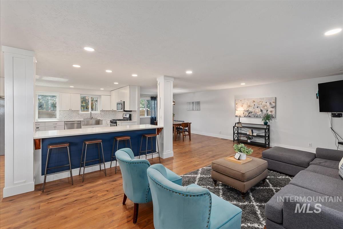1103 W Camellia Ln