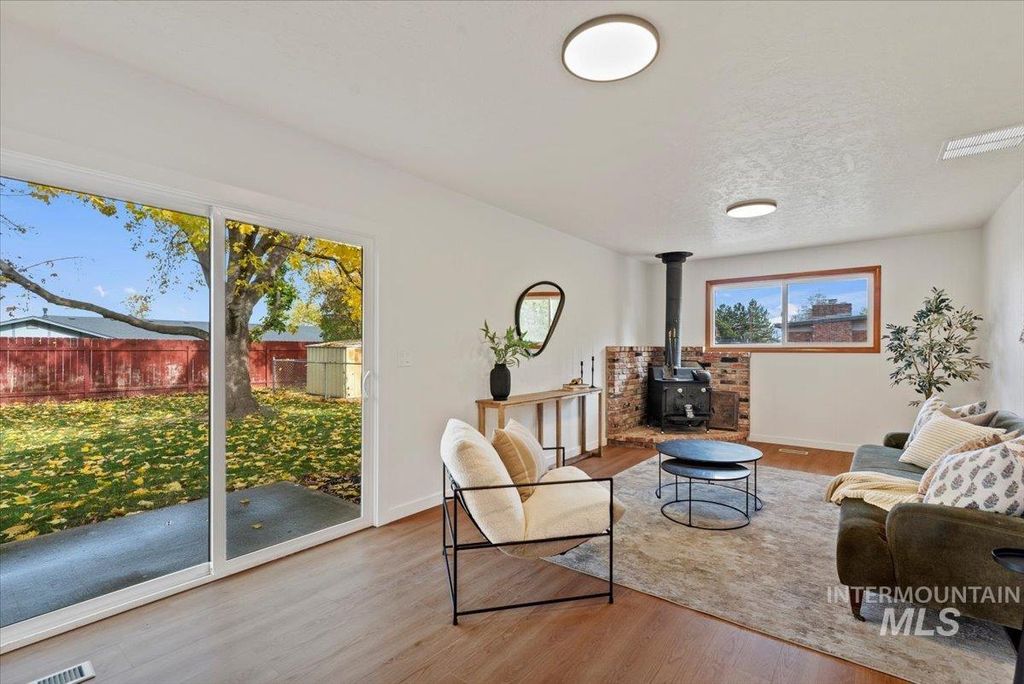 Photo of 204 Hilldrop St, Caldwell, ID 83605 (MLS # 98966982)